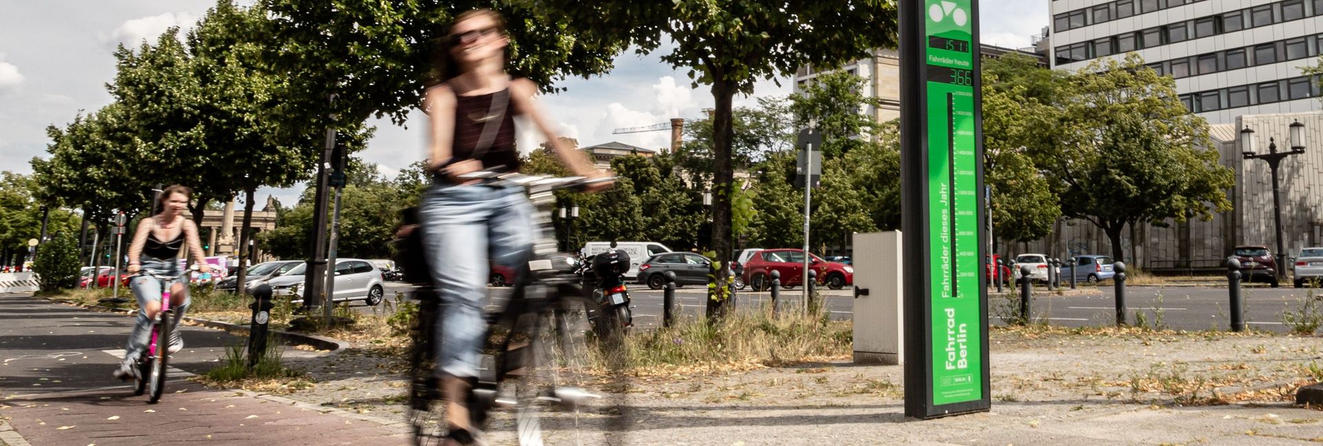 Fahrradbarometer Straße des 17. Juni mit vorbeifahrenden Radfahrenden