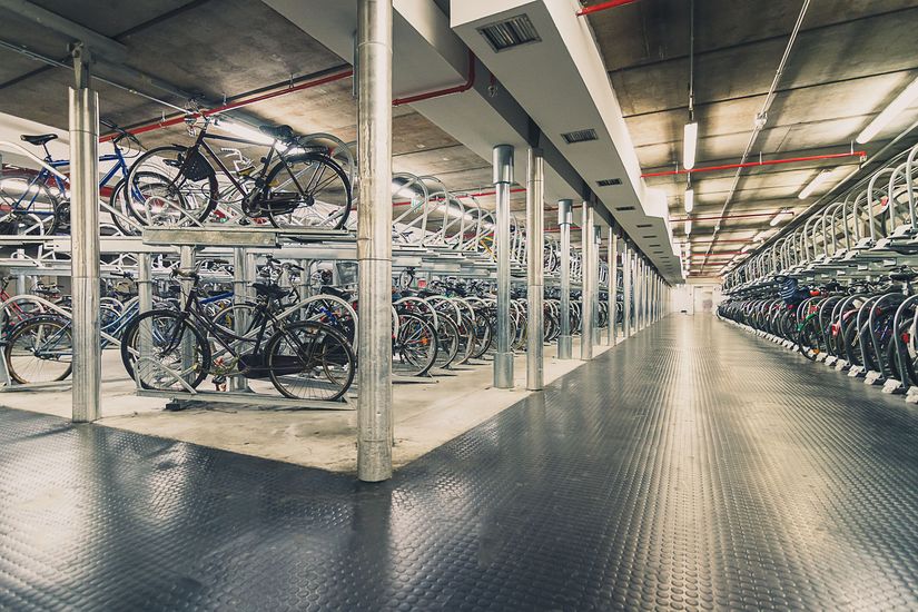Blick in ein Fahrradparkhaus mit Doppelstockparkern