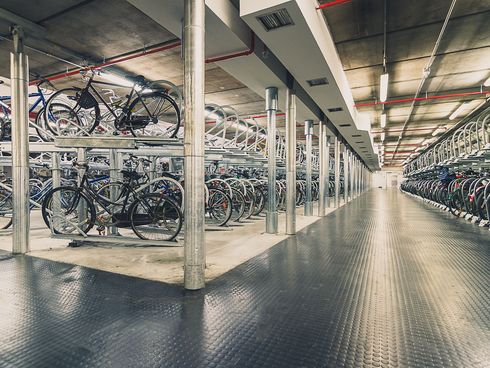 Blick in ein Fahrradparkhaus mit Doppelstockparkern