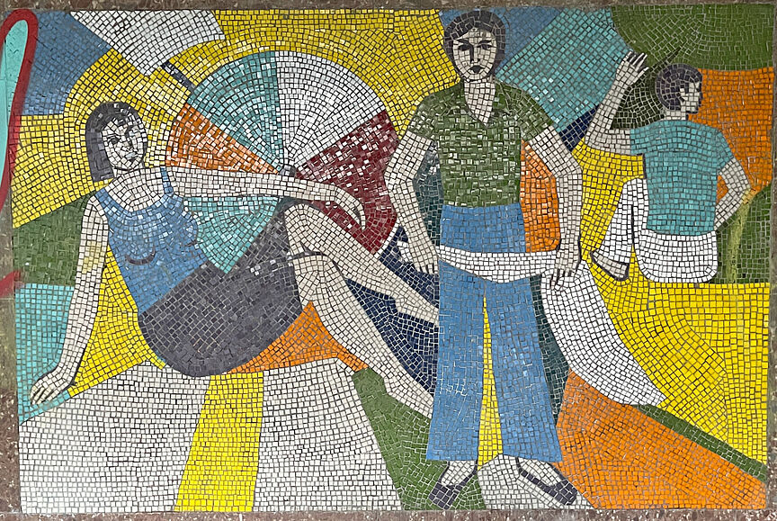 buntes Mosaik, das mehrere Personen zeigt