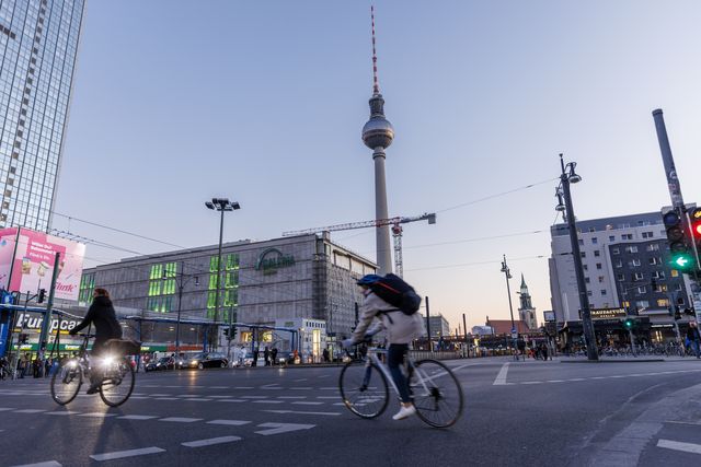 Radfahrende am Alexanderplatz mit dem Fernsehturm im Hintergrund