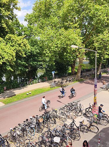 Fahrradstraße in den Niederlanden, an der Seite abgestellte Fahrräder