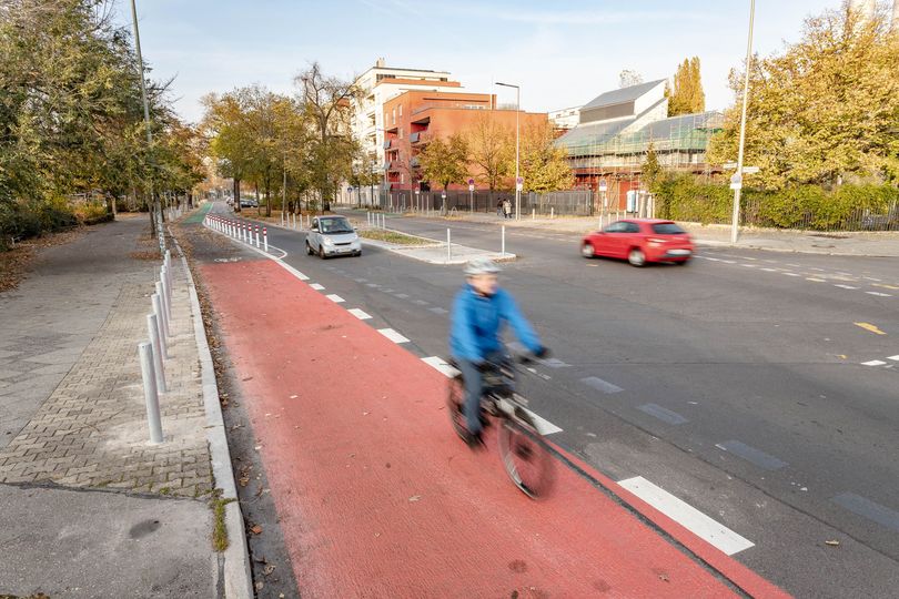 Fahrradfahrer auf einem rotbeschichteten Radfahrstreifen