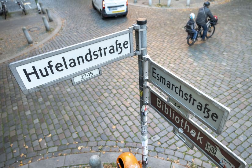 Blick aus der Vogelperspektive auf die Kreuzung Hufelandstraße/Esmarchstraße mit Kopfsteinpflaster auf der Straße