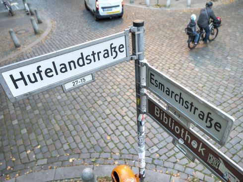 Blick aus der Vogelperspektive auf die Kreuzung Hufelandstraße/Esmarchstraße mit Kopfsteinpflaster auf der Straße