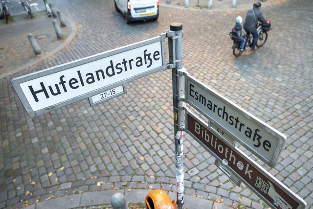 Blick aus der Vogelperspektive auf die Kreuzung Hufelandstraße/Esmarchstraße mit Kopfsteinpflaster auf der Straße