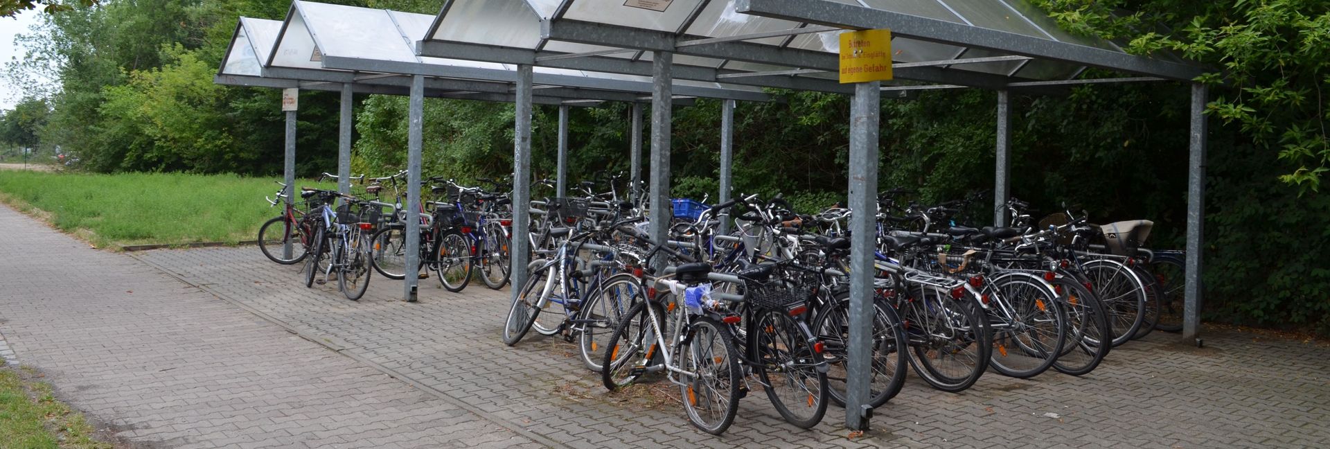 überdachte Fahrradabstellanlage am S-Bahnhof Priesterweg