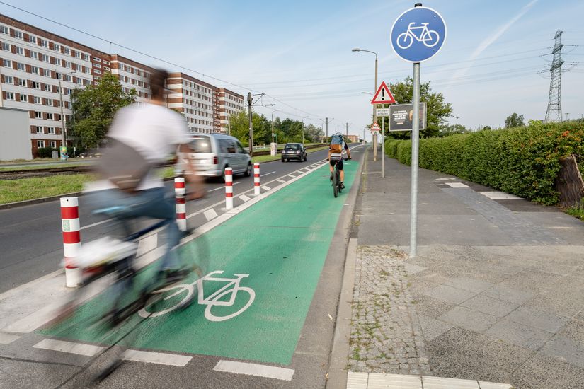 Radfahrstreifen Allee der Kosmonauten Berlin infraVelo