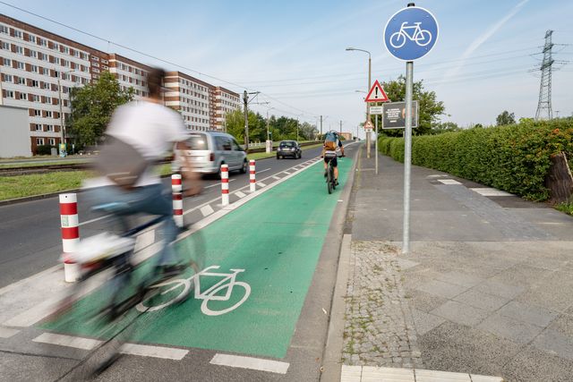Radfahrstreifen Allee der Kosmonauten Berlin infraVelo