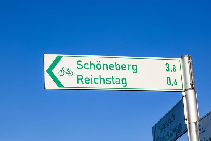 Radwegweiser Berlin vor blauem Himmel
