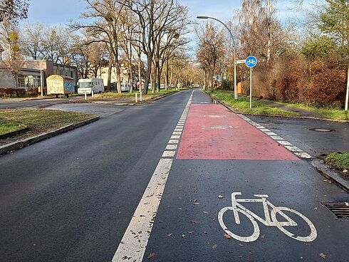Markierter Radfahrstreifen mit roter Farbe im Kreuzungsbereich