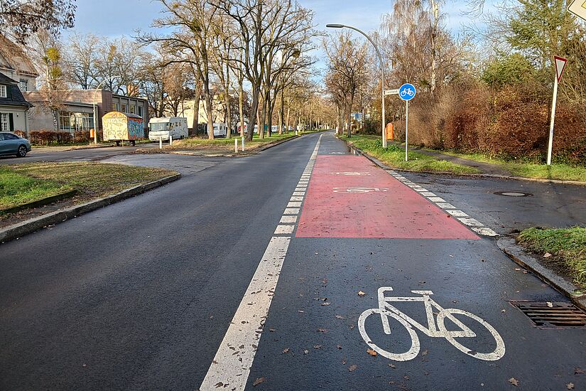 Markierter Radfahrstreifen mit roter Farbe im Kreuzungsbereich