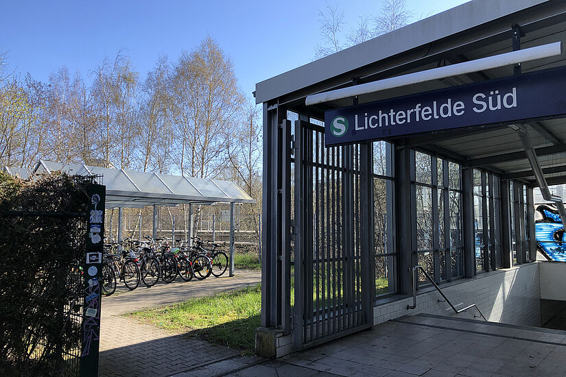 S-Bahneingang vom bahnhof Lichterfelde Süd, im Hintergrund überdachte Fahrradabstellplätze.
