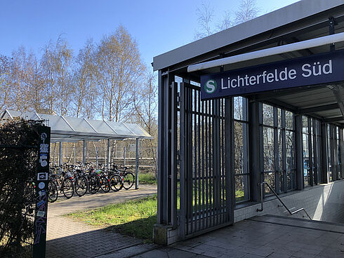 S-Bahneingang vom bahnhof Lichterfelde Süd, im Hintergrund überdachte Fahrradabstellplätze.