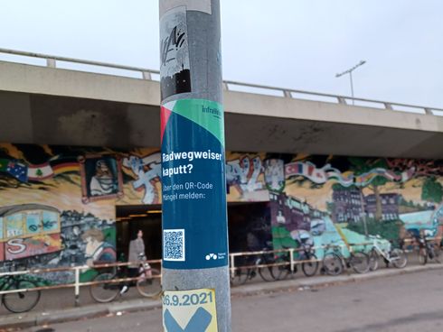 Sticker "Radwegweiser kaputt?" auf Pfosten