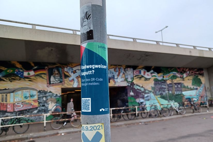 Sticker "Radwegweiser kaputt?" auf Pfosten