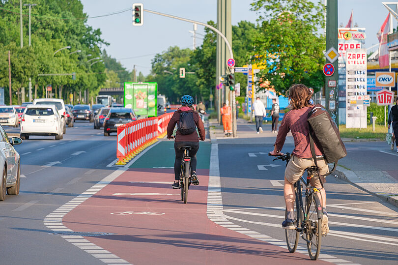 Fahrradfahrer auf einem geschützten Radfahrstreifen