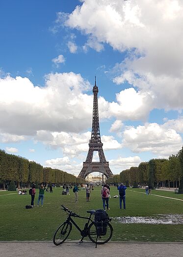Fahrrad steht vor Eiffelturm in Paris