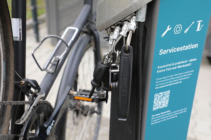 Info-Text auf einer Reparaturstation für Fahrräder
