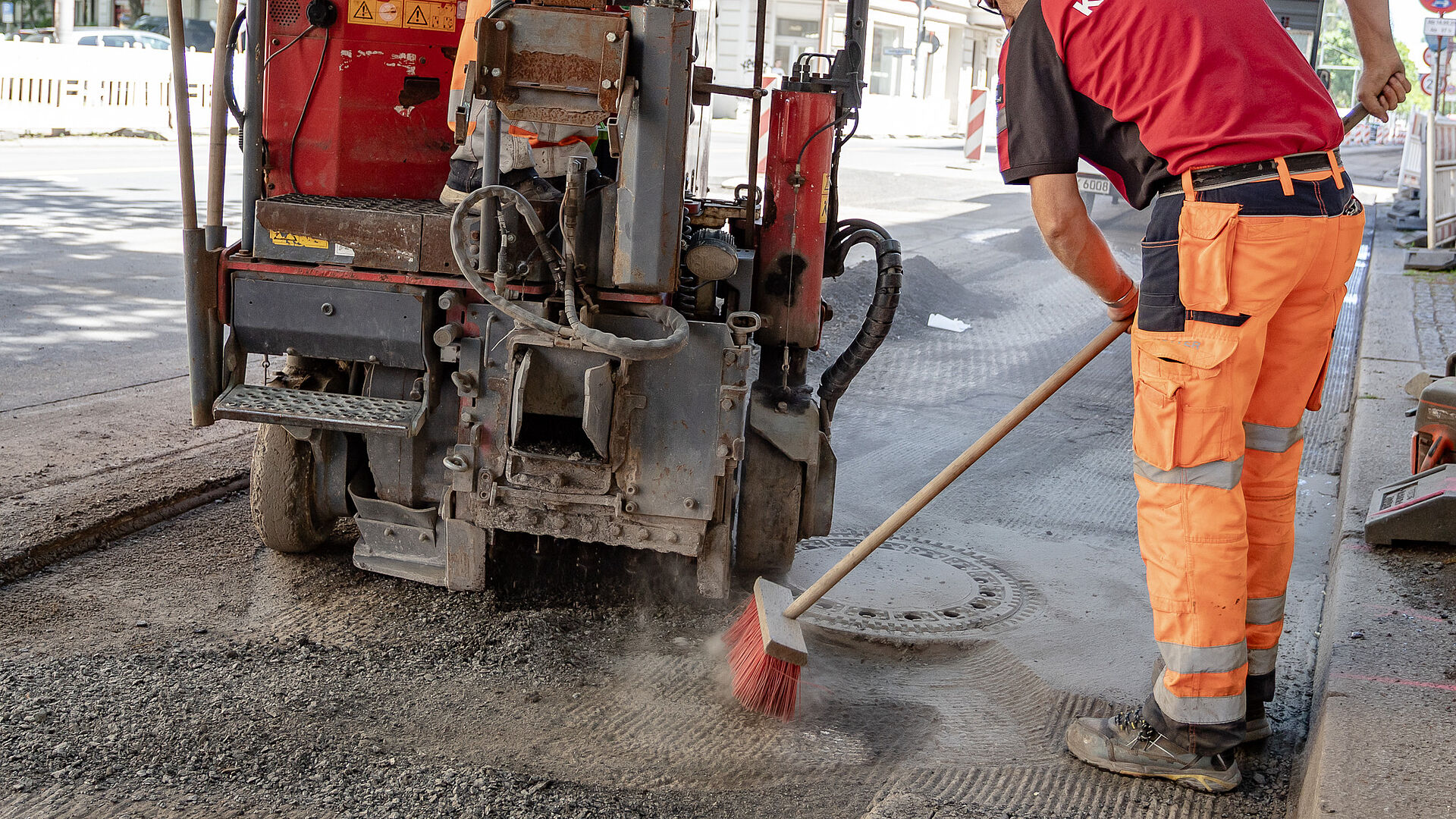 Zwei Bauarbeiter auf einer Straße
