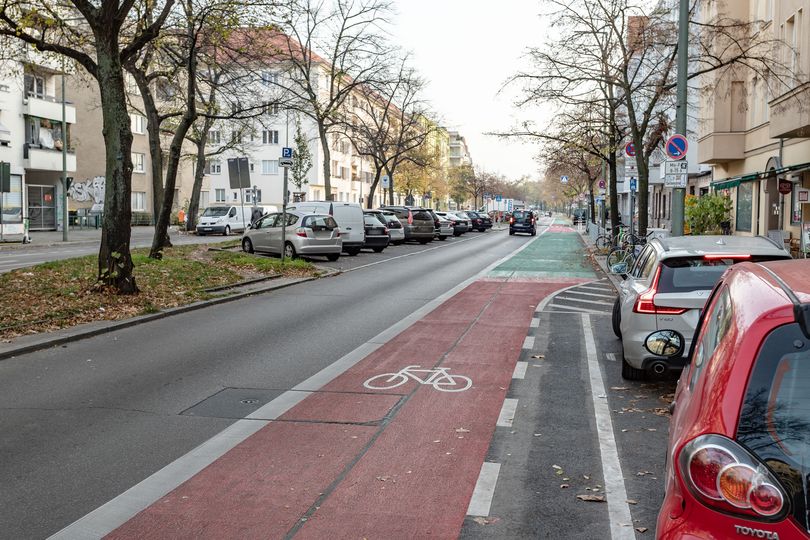 rot und grün markierter Radfahrstreifen am rechten Fahrbahnrand