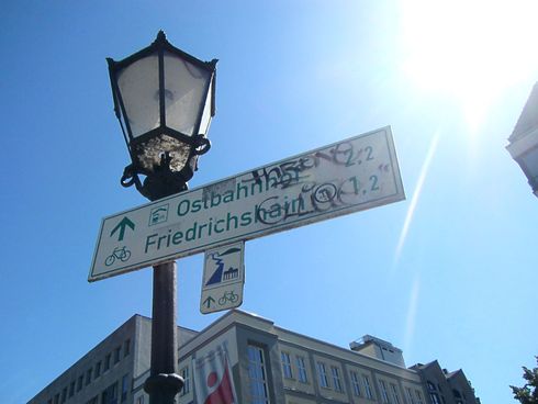 Radwegweiser Berlin an Laterne