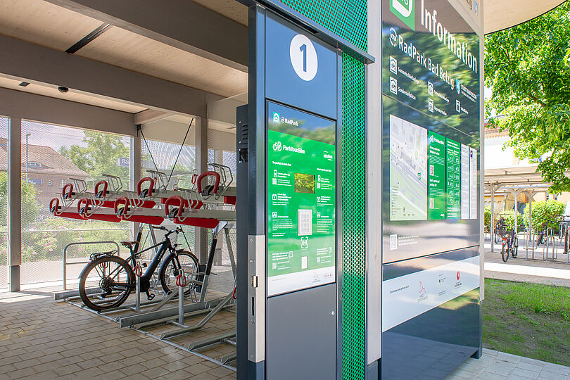 Ein Fahrrad steht im gesicherten Bereich des VBB-RadPark in Bad Belzig