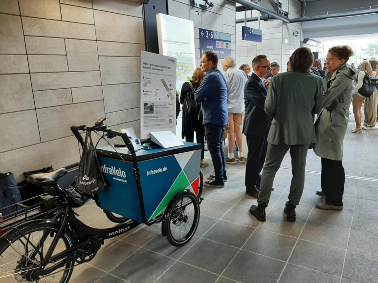 Lastenrad als Infostand, Menschen unterhalten und informieren sich