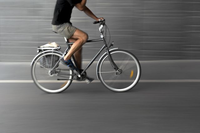 Ein Fahrradfahrer fährt von links nach rechts