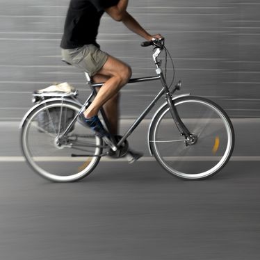 Fahrradfahrer vor grauem Hintergrund