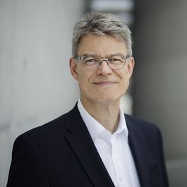 Porträtfoto von Bundesverkehrsminister Patrick Schnieder