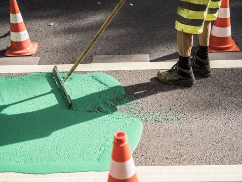 Auftrag grüner Farbe auf Straße