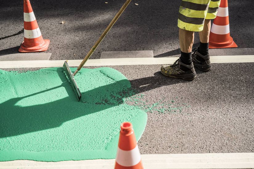Auftrag grüner Farbe auf Straße
