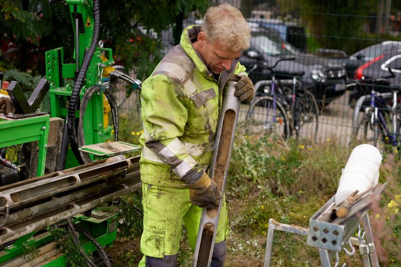 Der Gutachter legt die Sonden für die Untersuchung waagerecht auf zwei Böcke.