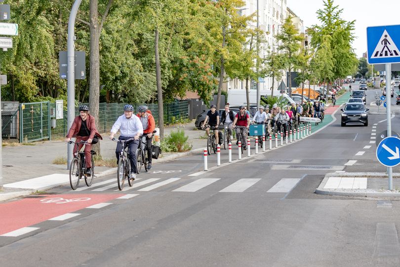 Mehrere Personen fahren auf einem Radfahrstreifen