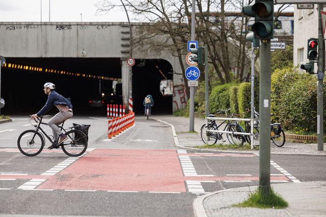 geschützter Radfahrstreifen nach einer Kreuzung
