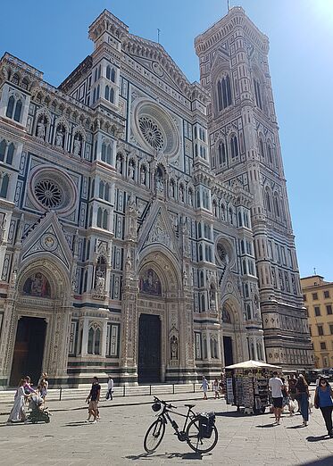Fahrrad steht vor der Kathedrale in Florenz