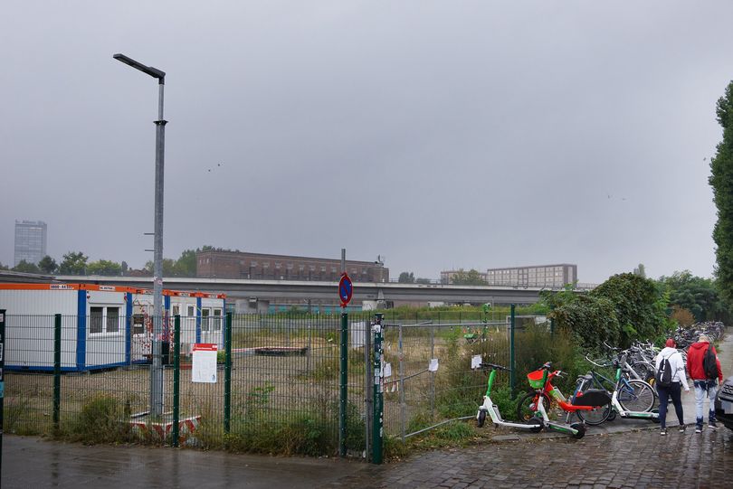 Mögliche Baufläche vor dem Bahnhof Ostkreuz.