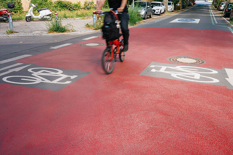 Nahaufnahme einer rotbeschichteten Kreuzung auf einer Fahrradstraße
