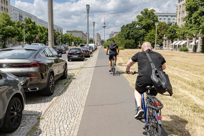 Fahrradfahrer auf eigenem Radweg