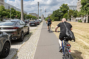 Fahrradfahrer auf eigenem Radweg
