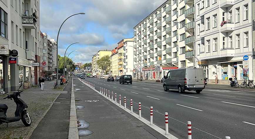 Geschützter Radfahrstreifen auf einer mehrspurigen Hauptstraße