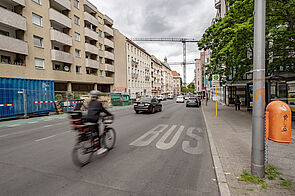 Radfahrende auf einem Busspur.