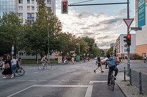 Radfahrer auf Radfahrstreifen an roter Ampel