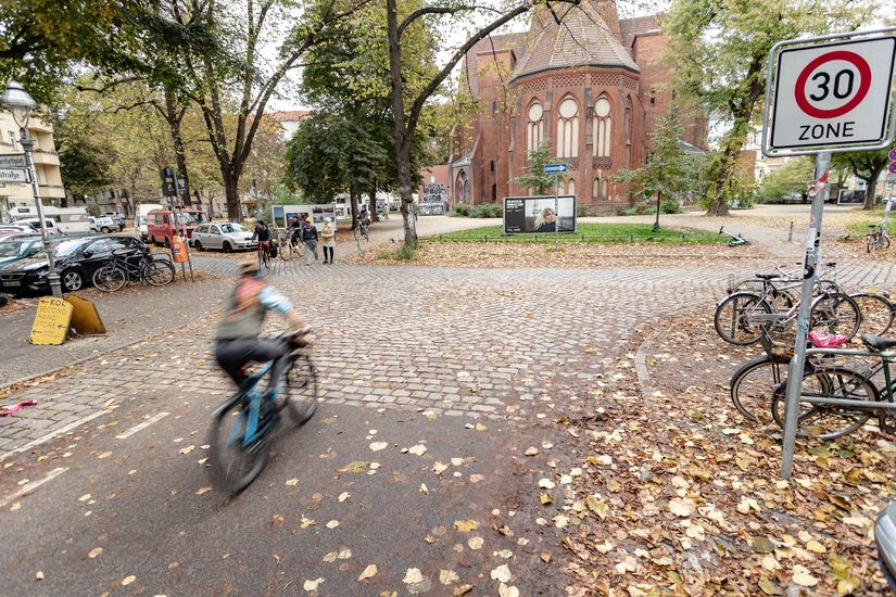 Kopfsteinpflaster am Herrfurthplatz mit einem Radfahrende