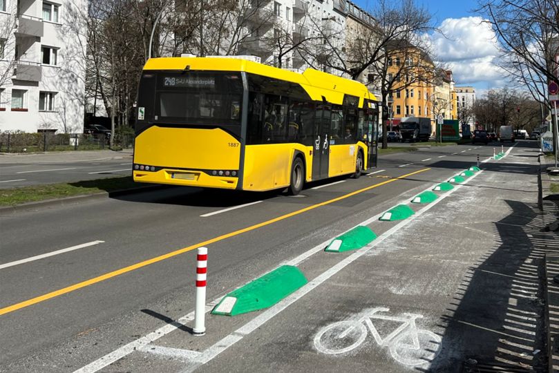 Geschützter Radfahrstreifen mit BVG-Bus