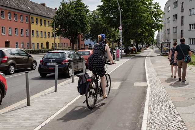 Radfahrerin fährt auf baulich getrenntem Radweg neben Gehweg