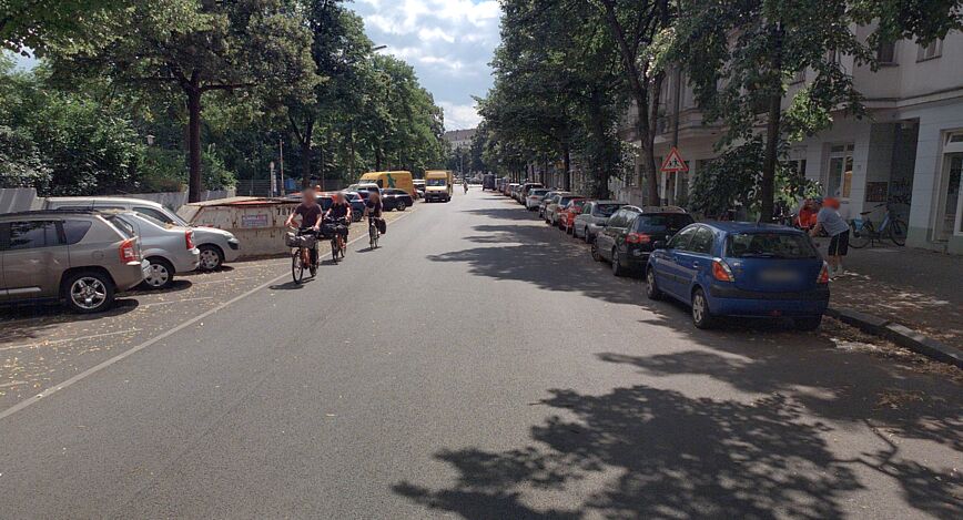 Radfahrende auf der Blücherstraße ohne eine Radverkehrsanlage.