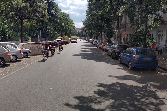 Radfahrende auf der Blücherstraße ohne eine Radverkehrsanlage.