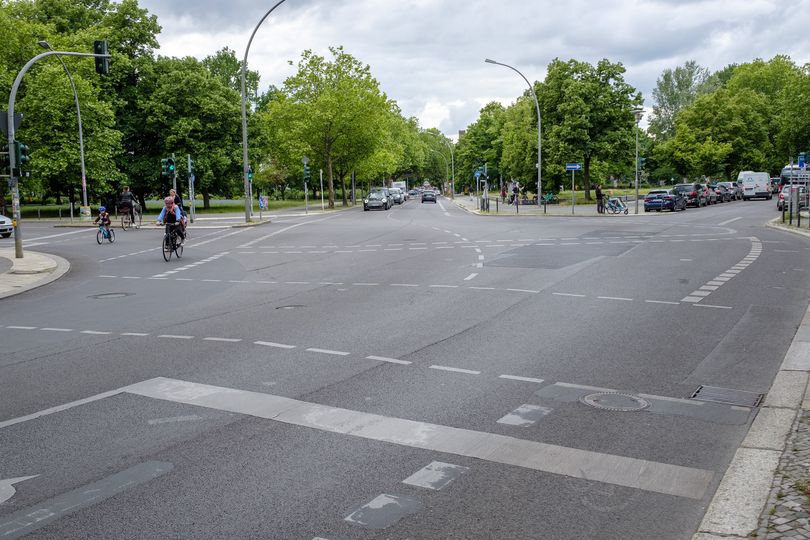 Blick auf eine Kreuzung mit Schutzstreifen für den Radverkehr
